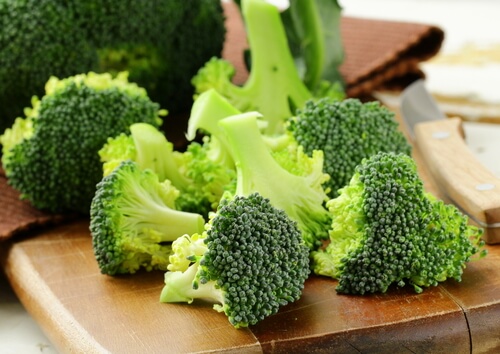 Broccoli pe tocător