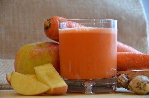 Băuturi din fructe amestecate cu morcovi