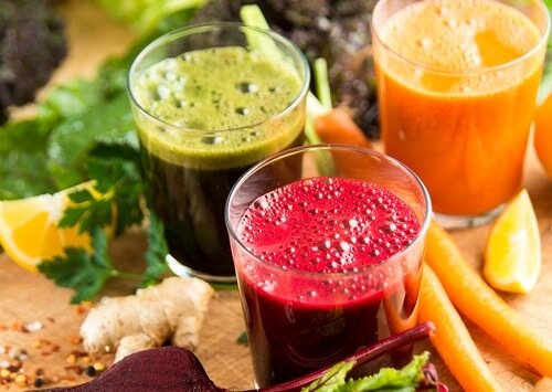 5 sucuri de legume sau fructe care ajută la slăbit și detoxifică ficatul