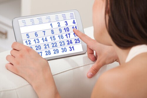 Femeie vizionând un calendar menstrual