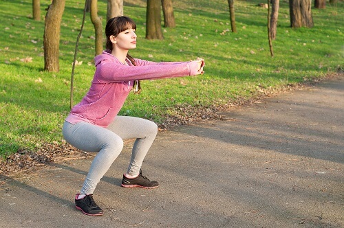 Exerciții pentru tonifierea picioarelor executate în parc