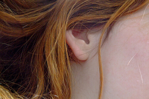 Femeie care pune în practică desfundarea urechilor în mod natural