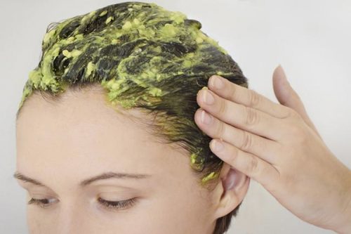 Cum să-ți hidratezi părul cu măști naturale