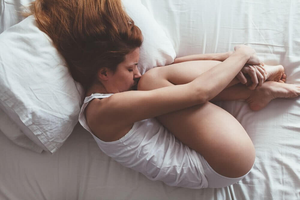 Femeie având o menstruație dureroasă