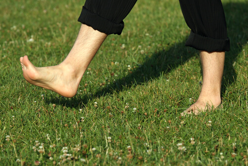 Mersul cu picioarele goale și beneficiile sale