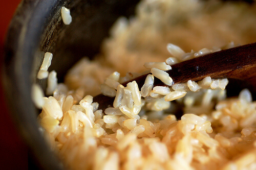 O porție de orez integral potolește foamea