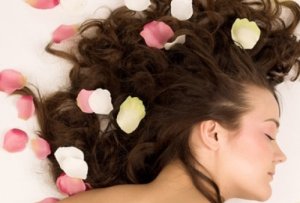Cum să îți parfumezi părul în mod natural