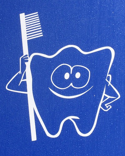Periază-te des pentru a opri sângerarea gingiilor