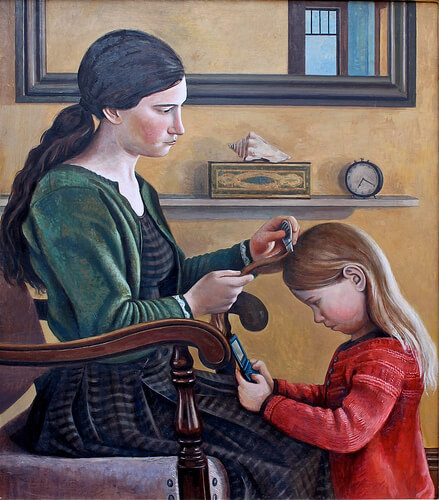 Mamă pietănând părul fiicei sale