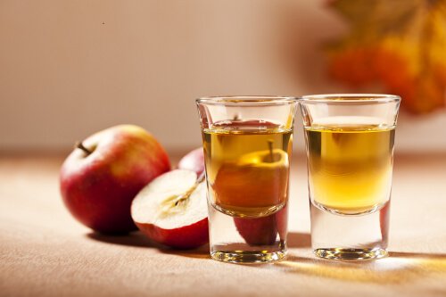 Remedii naturale pentru onicomicoză precum oțetul de mere