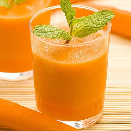 Suc de morcovi și mentă ca remediu pentru durerile de gât