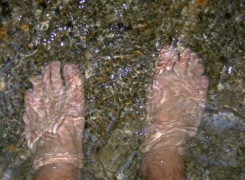 Picioare scufundate în apă