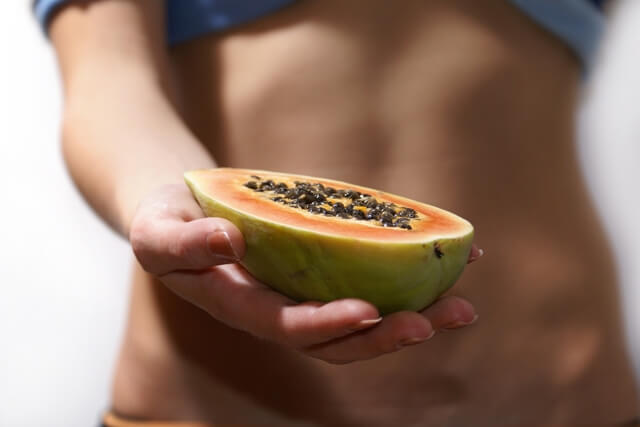Papaya este unul dintre acele fructe pentru un abdomen plat