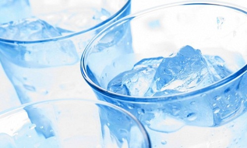 Apa cu gheață, dușurile reci și temperatura scăzută te ajută să slăbești