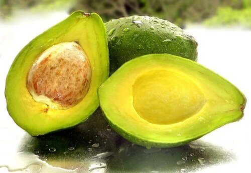 Cum să acoperiți firele de păr alb cu avocado