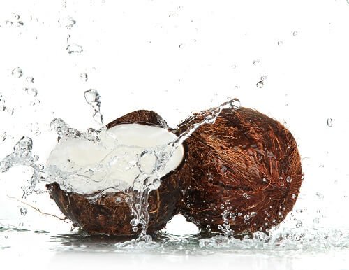 Alimente care hidratează pielea precum nuca de cocos