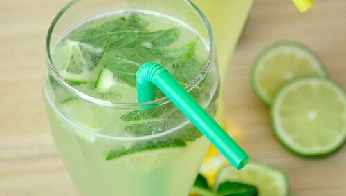 apa-cu-menta-si-lamaie