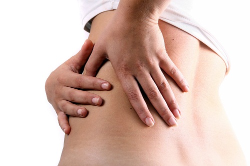 Femeie care se preocupă de detoxifierea rinichilor