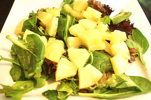 Trucuri simple pentru regenerarea părului precum consumul de ananas
