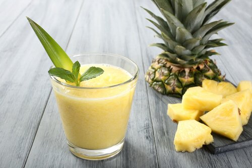 Adaugă ananas într-un smoothie care elimină toxinele 