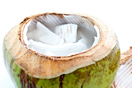 Apa de nucă de cocos din nucă proaspătă