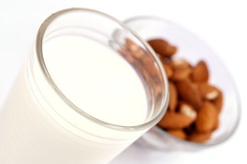 Beneficii ale laptelui de migdale proaspăt preparat
