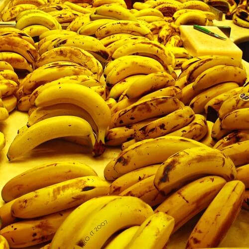 Călcâiele aspre și crăpate pot fi tratate cu banane