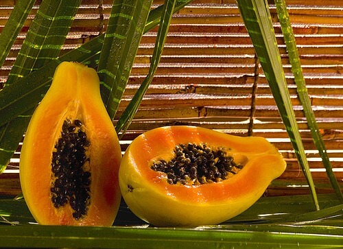 Călcâiele aspre și crăpate pot fi tratate cu papaya