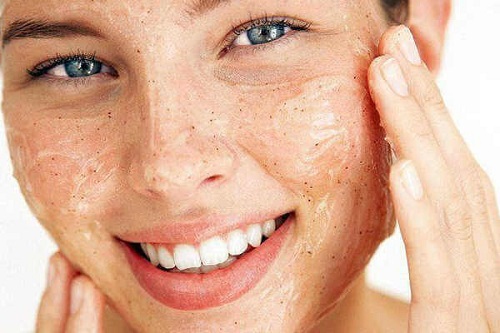 Curățarea feței cu un produs exfoliant