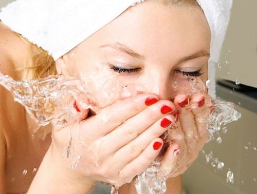 Sfaturi pentru curățarea feței înainte de culcare