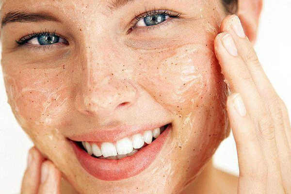 Curăță și exfoliază fața