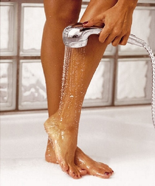 Firele de păr crescute sub piele îndepărtate la duș