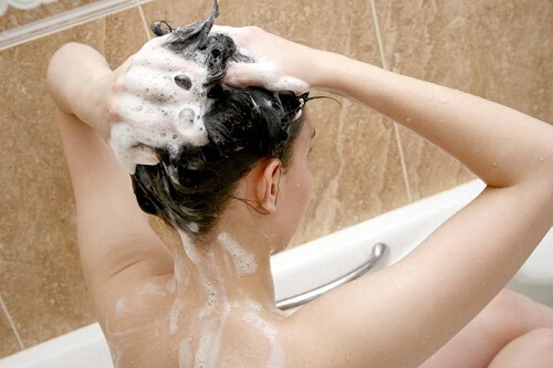 Este greșit să te speli pe cap zilnic?