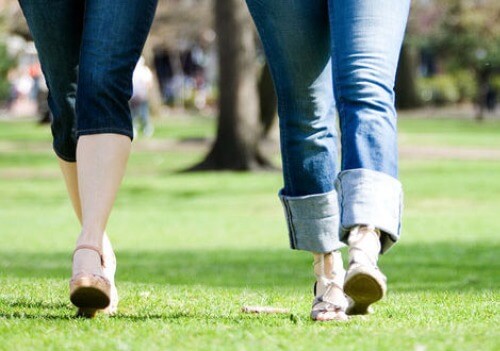 Femei plimbându-se în parc