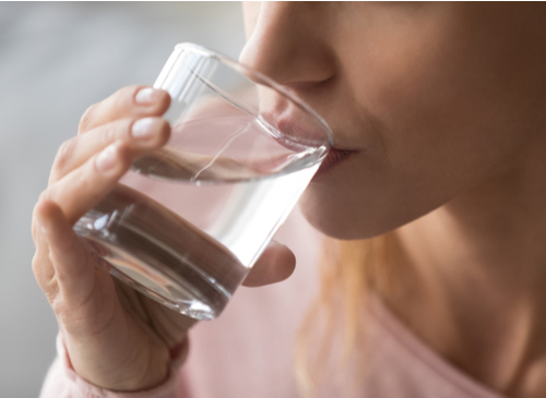Este bine să bei apă în timpul mesei?