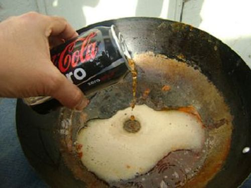 Coca cola curăță tigăile