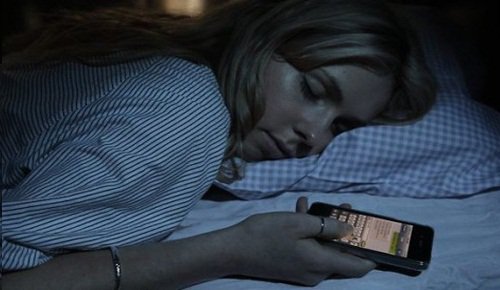 Nu este bine să dormi cu telefonul mobil lângă tine
