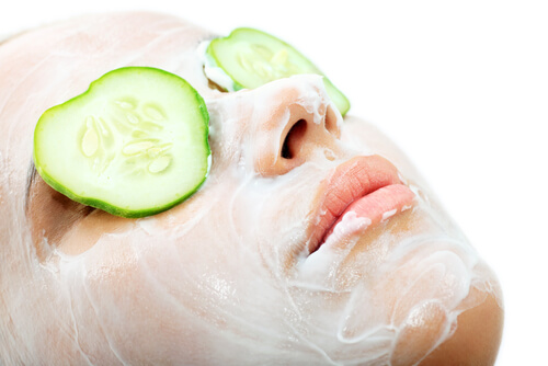 Fată care face tratamente de exfoliere