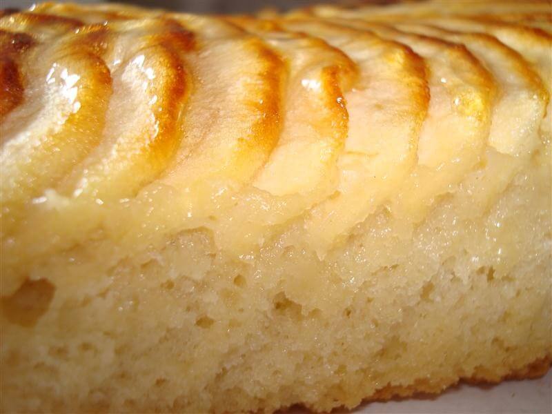 Felie de tort cu mere cu blat pufos
