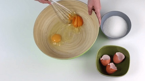Ouă adăugate într-o prăjitură pufoasă cu iaurt