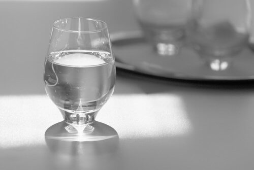 Pahar cu apă în timpul mesei