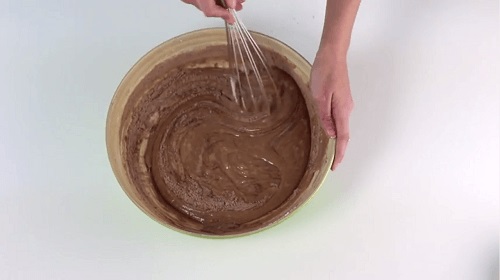 Prăjitură pufoasă cu iaurt care conține cacao