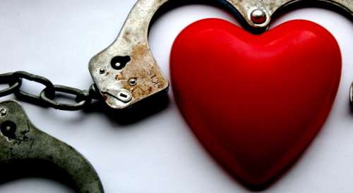 O relație toxică îți ține inima încătușată