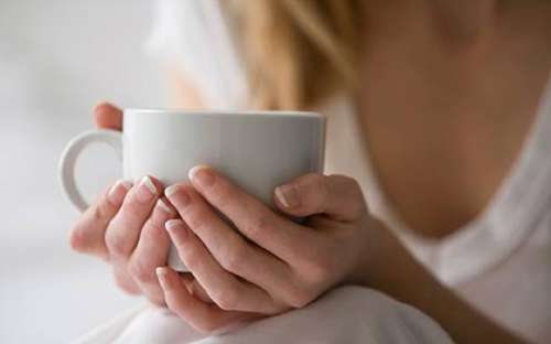 Remedii naturale pentru infecțiile gâtului precum ceaiul de cimbru