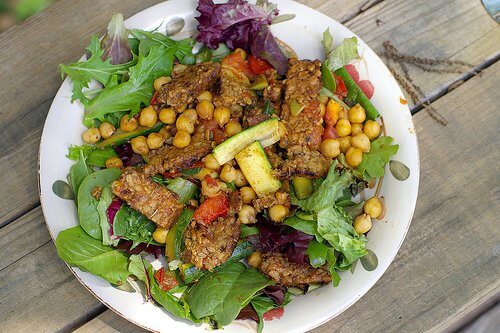 Salată din alimente care contribuie la detoxifierea ficatului