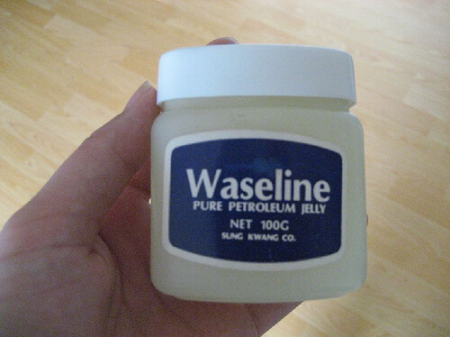 Utilizări ale vaselinei multifuncționale în gospodărie