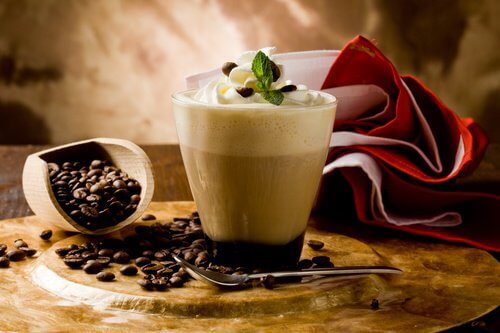 Beneficiile consumului de 3 cești de cafea pe zi