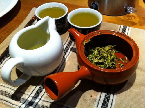 Ceainic și căni cu ceai verde