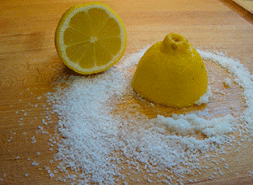 Desfundarea chiuvetei cu lămâie și sare