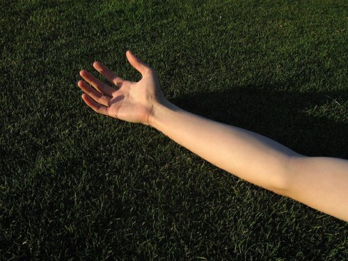 Elimină pielea lăsată de pe brațe cu exerciții fizice